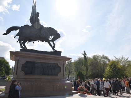 В День города самарцы возложили цветы к памятнику Григорию Засекину