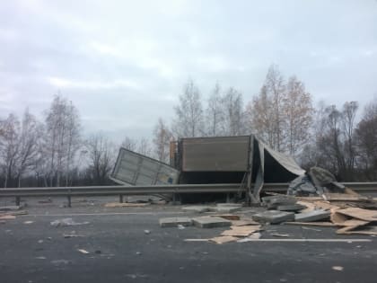 (фото) На трассе М-5 из-за перевернувшейся фуры затруднено движение