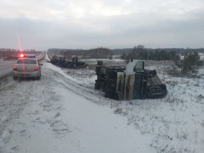 (фото) Автовоз с иномарками из Самарской области перевернулся в Оренбуржье