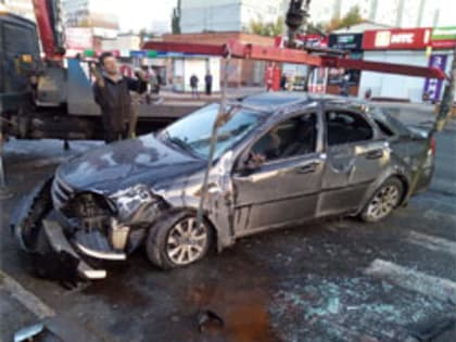 В Тольятти иномарка перевернулась и снесла ограждение