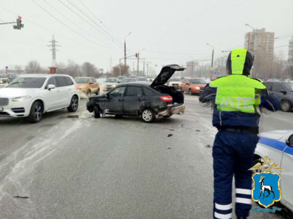 В Тольятти на перекрестке столкнулись две «Гранты». Пострадал водитель