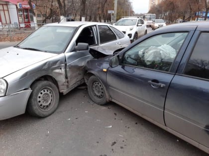 В Самаре на перекрестке столкнулись две Лады