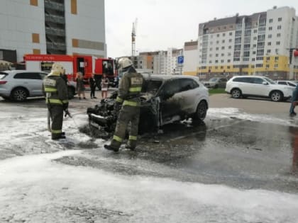 «Бросили пакет с горючей смесью»: В Тольятти разыскивают очевидцев поджога Porsche Cayenne