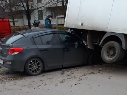 (фото) В Тольятти иномарка влетела под стоящий грузовик, водитель убежал