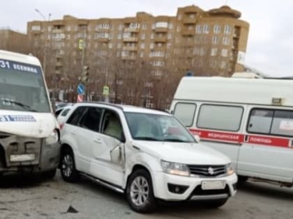 (фото) С места ДТП с участием маршрутки в Тольятти госпитализирован пассажир