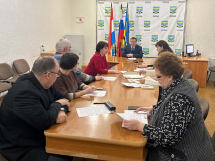 Сегодня в Администрации муниципального района Безенчукский Самарской области состоялось очередное заседание жилищной комиссии под председательством Главы района В.В. Аникина