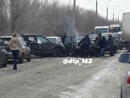 Беременная женщина была доставлена в больницу после ДТП с участием 3 машин на Южном шоссе в Самаре