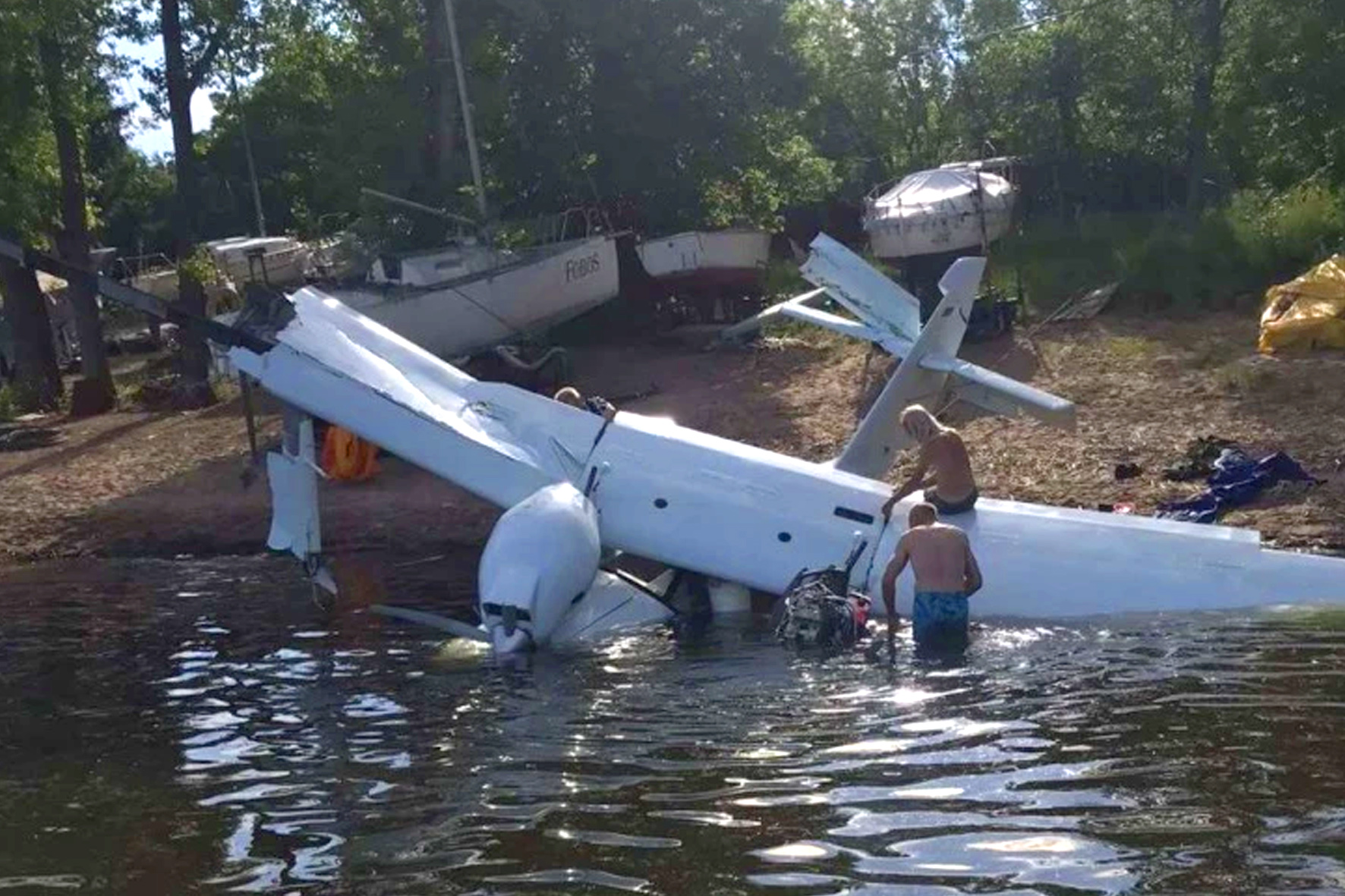 Самолет вылетает из воды