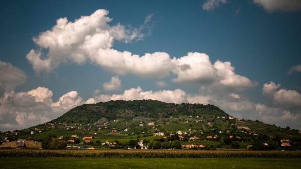 somlo-wine-region-hill-from-far