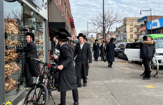 borough-park-13th-avenue-hasidim-3