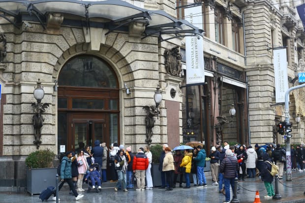 new york cafe budapest line