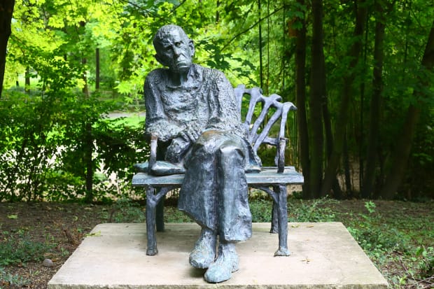 bela czobel statue szentendre