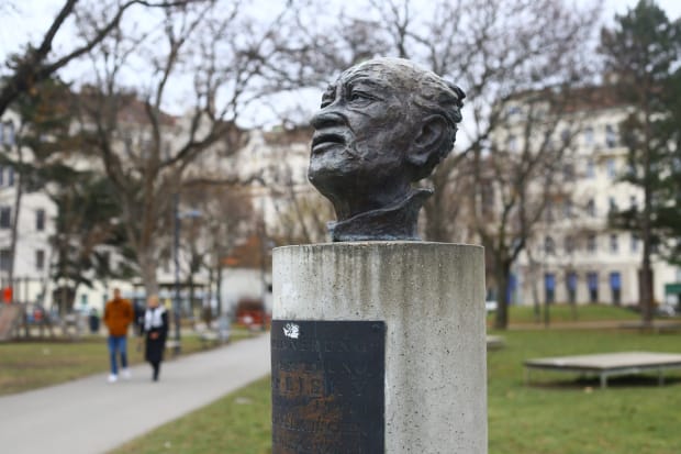 bruno kreisky statue vienna bruno kreisky platz
