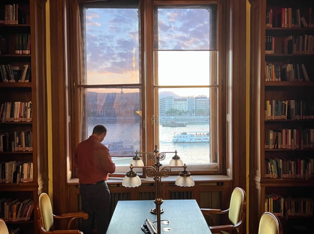 library hungarian parliament building