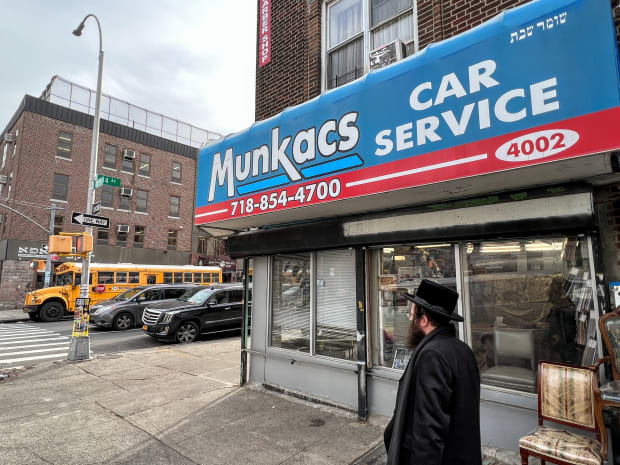 munkacs-sign-boro-park
