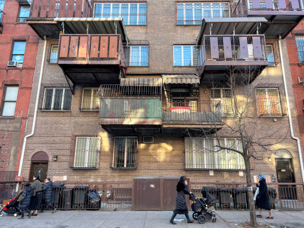 brooklyn-williamsburg-hasidic-homes-window-cages