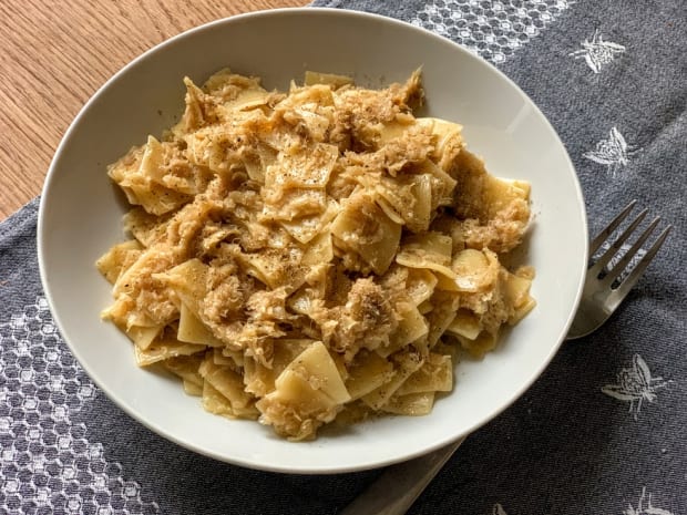 hungarian-cabbage-noodles-kaposztas-teszta-kocka