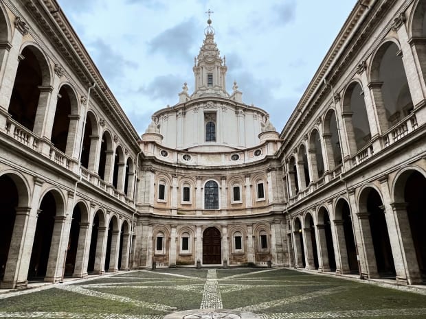 san ivo sapienza borromini cortile