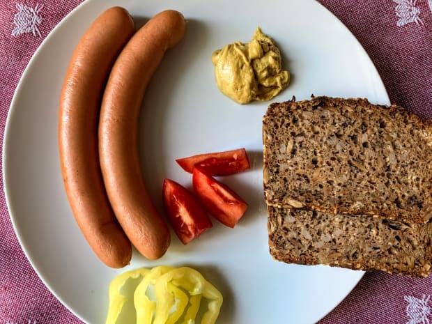 virsli-hungarian-frankfurter-sausage-mustard.JPG