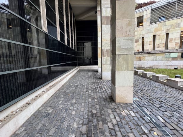 holocaust memorial center budapest wall of victims