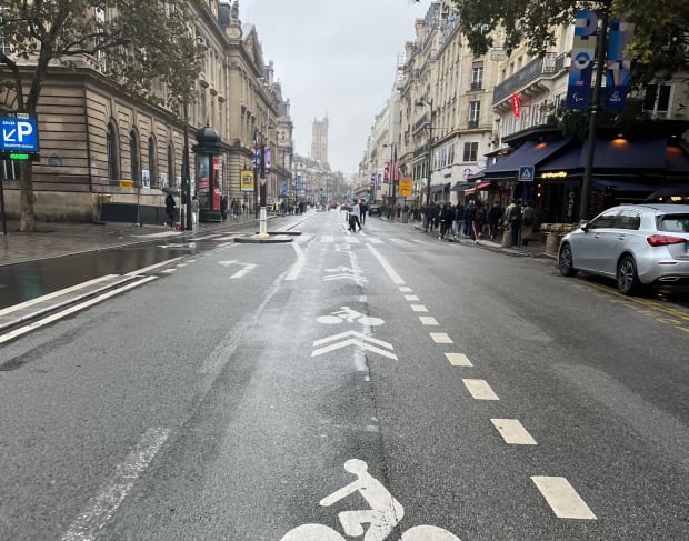 paris rue rivoli bike lane