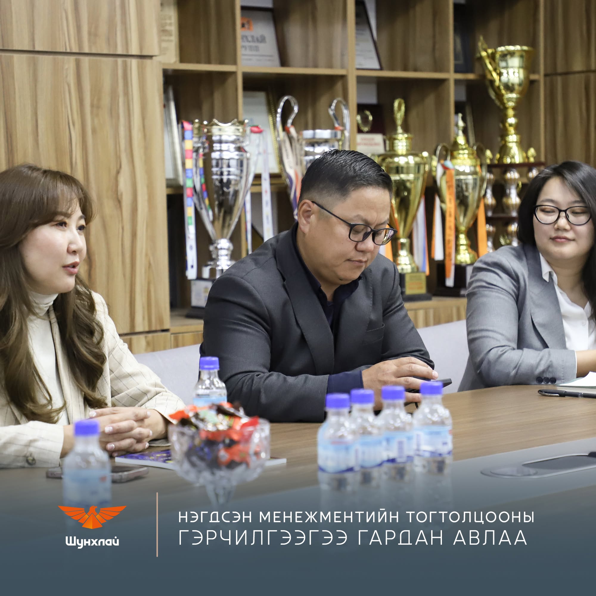 Нэгдсэн менежментийн тогтолцооны гэрчилгээг компанийн төлөөлөлд гардуулж буй мөч.