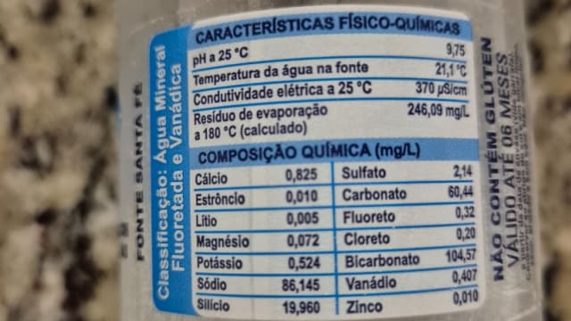 Rótulo do produto Água Mineral Fluoretada e Vanádica Fonte Santa Fé
