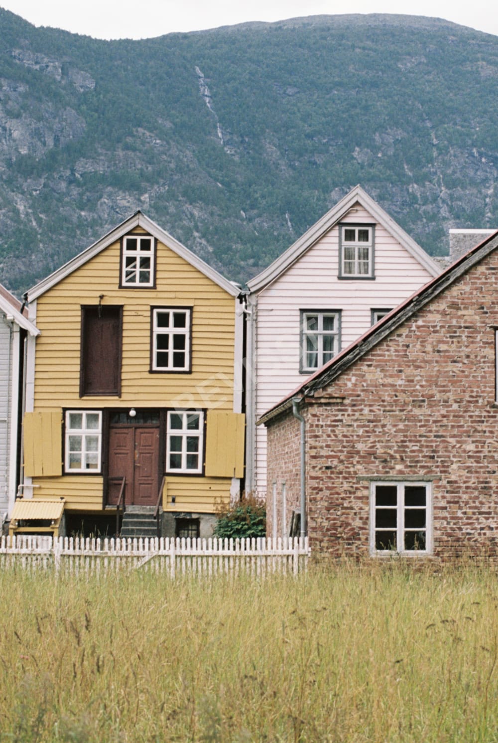 Fargerike hus i naturen