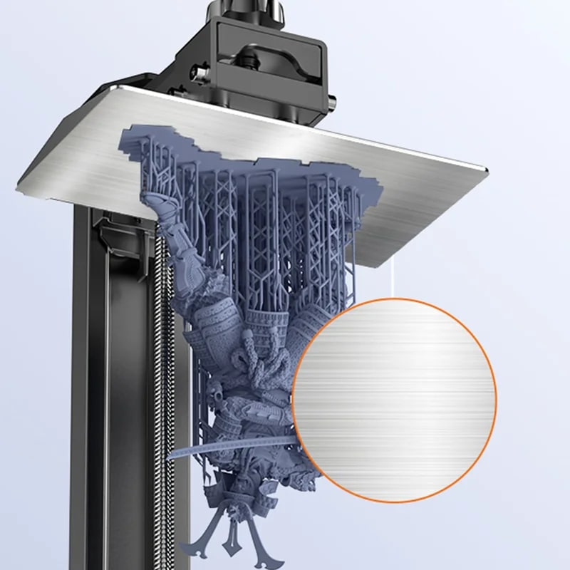 Placa magnética flexible montada en la Halot Mage Pro con una figura de resina impresa