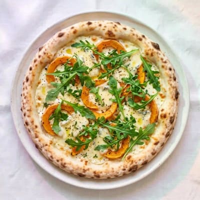 Photo de la recette Pizza gorgonzola et lamelles de courge butternut, idée de dîner à 1179 kcal par portion