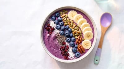 Photo de la recette Bol gourmand banane-myrtilles aux graines croquantes, idée de petit-déjeuner à 442 kcal par portion