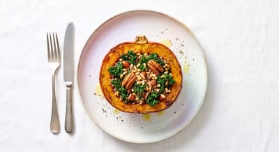 Photo de la recette Courge d'automne farcie au kale et aux pécans, idée de dîner à 575 kcal par portion