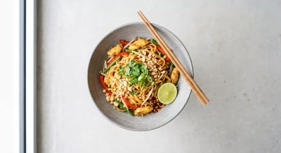 Photo de la recette Nouilles de riz sautées façon pad thaï, poulet et cacahuète, idée de dîner à 648 kcal par portion