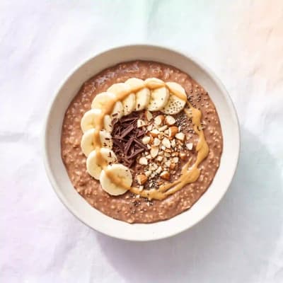 Photo de la recette Porridge musculation banane, beurre de cacahuète et éclats de chocolat noir, idée de petit-déjeuner à 926 kcal par portion