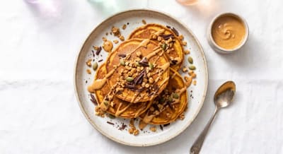 Photo de la recette Pancakes à la farine de patate douce, banane et granola protéiné maison, idée de petit-déjeuner à 1104 kcal par portion