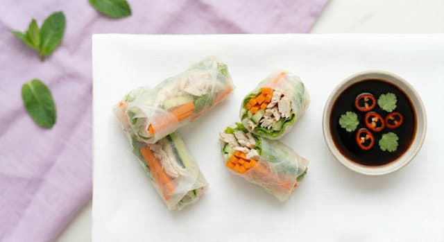 Photo de la recette Rouleaux de printemps au poulet, idée de déjeuner à 230 kcal par portion
