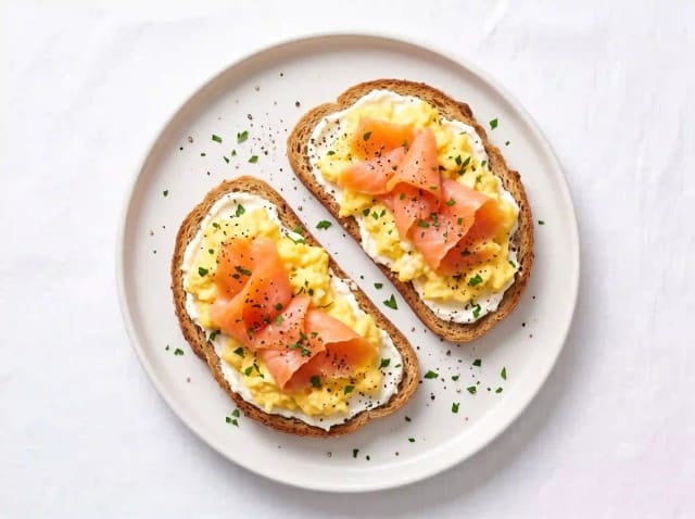 Photo de la recette Toasts Protéinés au Saumon Fumé et Œufs Crémeux, idée de petit-déjeuner à 530 kcal par portion