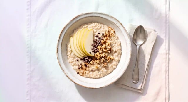 Photo de la recette Porridge onctueux à la poire et éclats de cacao, idée de petit-déjeuner à 593 kcal par portion