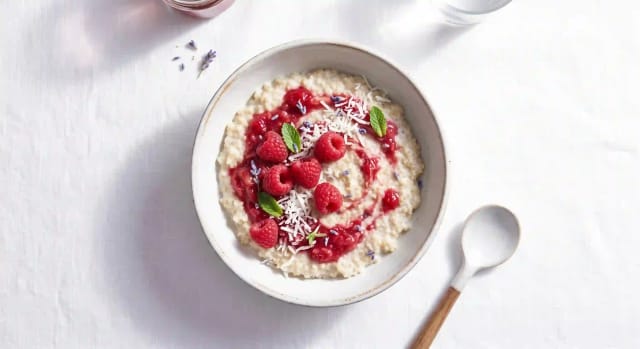 Photo de la recette Bol Quinoa-Coco et sa Compotée Framboise-Rhubarbe, idée de petit-déjeuner à 367 kcal par portion