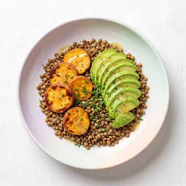 Photo de la recette Bol automnal lentilles, patate douce rôtie et avocat, idée de déjeuner à 552 kcal par portion
