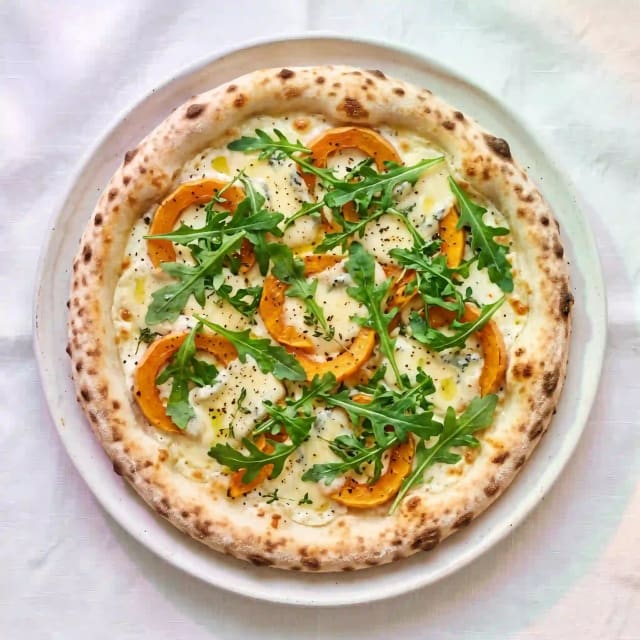 Photo de la recette Pizza gorgonzola et lamelles de courge butternut, idée de dîner à 1179 kcal par portion