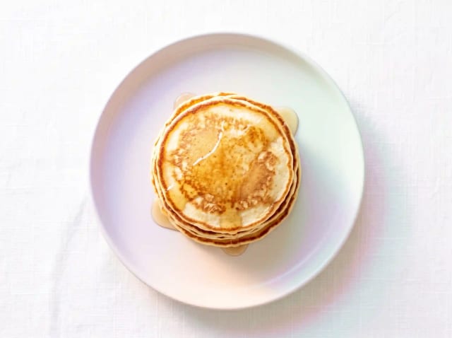 Photo de la recette Pancakes protéinés au fromage cottage, idée de petit-déjeuner à 489 kcal par portion