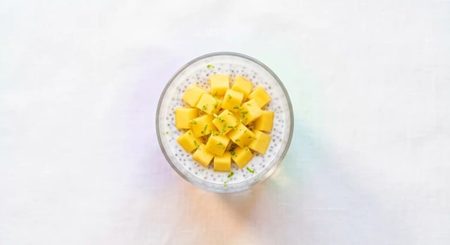Photo de la recette Verrines de chia au lait de coco, mangue et citron vert, idée de petit-déjeuner à 339 kcal par portion