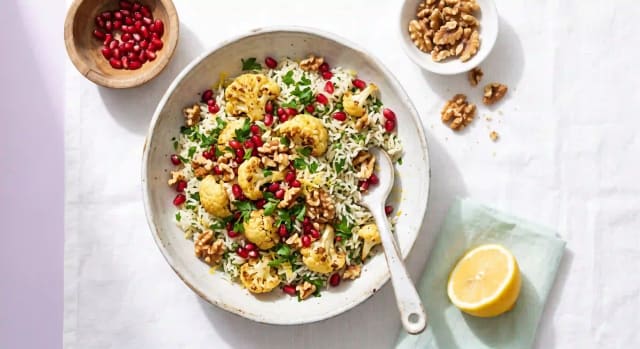Photo de la recette Riz aux herbes, chou-fleur rôti et éclats de grenade, idée de déjeuner à 489 kcal par portion