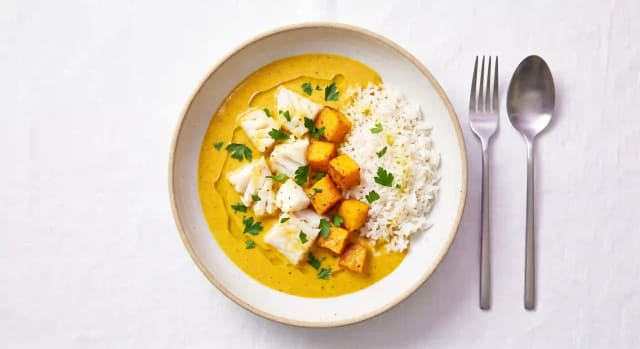 Photo de la recette Cabillaud mijoté au curry, potimarron fondant et riz, idée de dîner à 578 kcal par portion