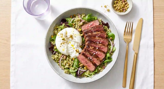 Photo de la recette Bœuf poêlé, quinoa au pesto et burrata fondante, idée de déjeuner à 757 kcal par portion