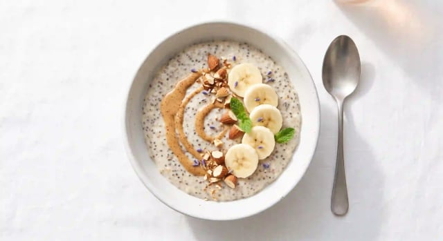 Photo de la recette Bol de chia overnight à la banane et au beurre d'amande, idée de petit-déjeuner à 264 kcal par portion