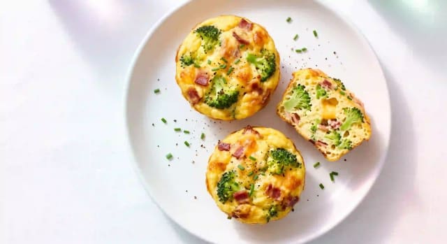 Photo de la recette Muffins salés protéinés au brocoli, bacon et fromage, idée de petit-déjeuner à 249 kcal par portion