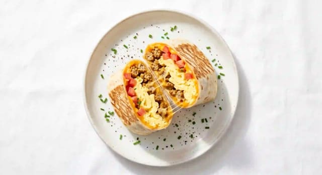 Photo de la recette Roulé tex-mex à la saucisse et aux œufs brouillés, idée de petit-déjeuner à 711 kcal par portion