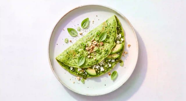 Photo de la recette Omelette printanière avocat, feta et noisettes, idée de petit-déjeuner à 720 kcal par portion